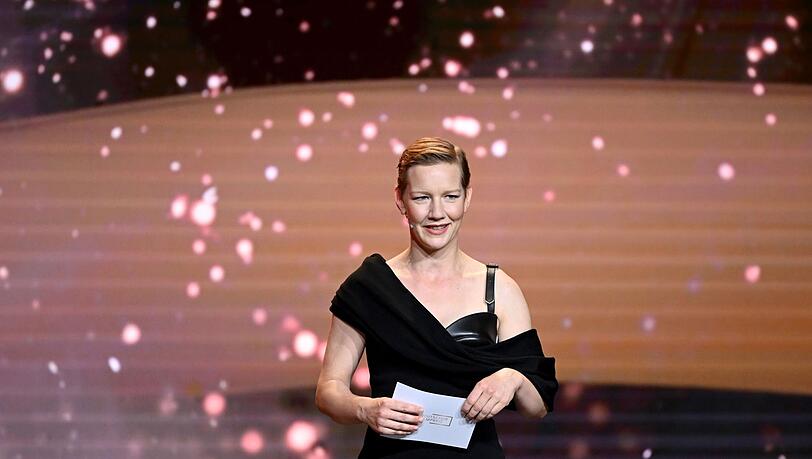 Schauspielerin Sandra Hüller steht bei der Verleihung des Deutschen Filmpreises auf der Bühne. Schauspielerin Sandra Hüller steht bei der Verleihung des Deutschen Filmpreises auf der Bühne.