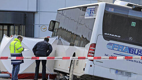 Der verunglückte Bus steht am Frankfurter Flughafen. Der verunglückte Bus steht am Frankfurter Flughafen.