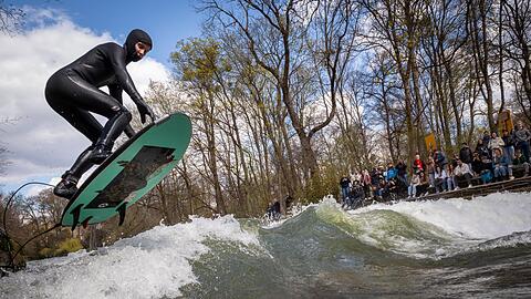 Nur am Karfreitag war Surfen kurz mal möglich. Nur am Karfreitag war Surfen kurz mal möglich.