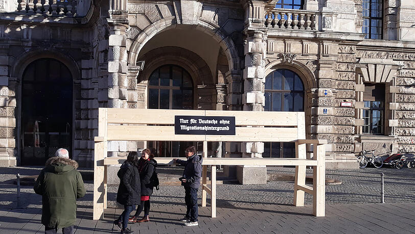 Mit der überdimensionalen Bank samt der Aufschrift "Nur für Deutsche ohne Migrationshintergrund" wurde gegen das Integrationsgesetz protestiert. Mit der überdimensionalen Bank samt der Aufschrift "Nur für Deutsche ohne Migrationshintergrund" wurde gegen das Integrationsgesetz protestiert.