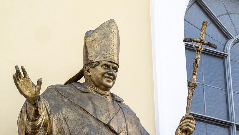 Ein Briefwechsel zwischen dem damaligen Kardinal Ratzinger und dem Erzbistum München ist bekannt geworden. Ein Briefwechsel zwischen dem damaligen Kardinal Ratzinger und dem Erzbistum München ist bekannt geworden.