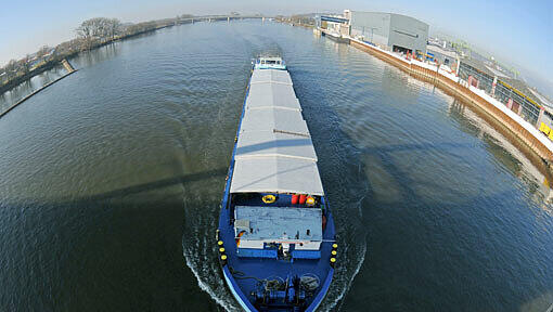 Wegen eines Schiffbruchs nahe Deggendorf ist die Donau vorübergehend für Schifffahrt gesperrt. Im Bild: Ein Frachtschiff passiert den Fluss Höhe Deggendorf. Wegen eines Schiffbruchs nahe Deggendorf ist die Donau vorübergehend für Schifffahrt gesperrt. Im Bild: Ein Frachtschiff passiert den Fluss Höhe Deggendorf.