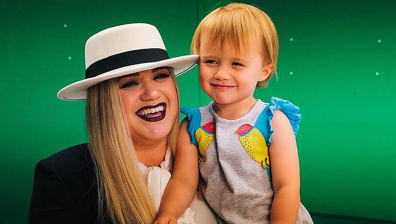 Kelly Clarkson gibt zu, ihre Tochter Rose zu schlagen. Kelly Clarkson gibt zu, ihre Tochter Rose zu schlagen.