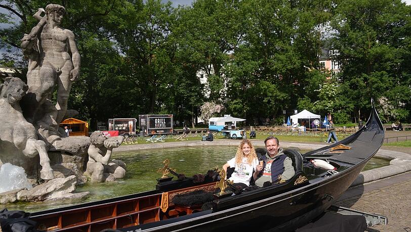Wirt Chris Lehner (hier mit Mitarbeiterin Olivia) hat zur Eröffnung seines Pop-up-Biergartens am Neptunbrunnen eine Gondel ausgeliehen. Wirt Chris Lehner (hier mit Mitarbeiterin Olivia) hat zur Eröffnung seines Pop-up-Biergartens am Neptunbrunnen eine Gondel ausgeliehen.