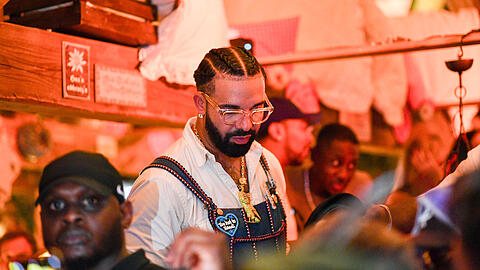 Hoher Wiesn-Besuch: Rapper Drake wurde im Schützenzelt und in Käfers Wiesn-Schänke beim Feiern gesichtet. Hoher Wiesn-Besuch: Rapper Drake wurde im Schützenzelt und in Käfers Wiesn-Schänke beim Feiern gesichtet.