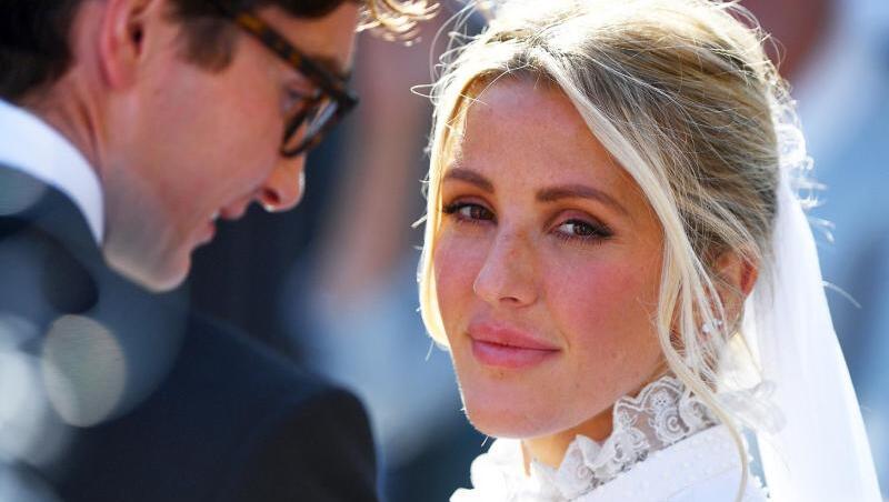 Die Sängerin Ellie Goulding und Caspar Jopling haben in einer mittelalterlichen Kirche geheiratet. Die Sängerin Ellie Goulding und Caspar Jopling haben in einer mittelalterlichen Kirche geheiratet.