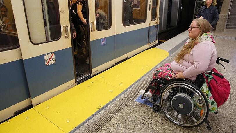 Eine kleine Hilfe: Die gelben Rampen in den U-Bahnhöfen. Die alten Züge sind zu hoch, um ohne sie einsteigen zu können. Eine kleine Hilfe: Die gelben Rampen in den U-Bahnhöfen. Die alten Züge sind zu hoch, um ohne sie einsteigen zu können.