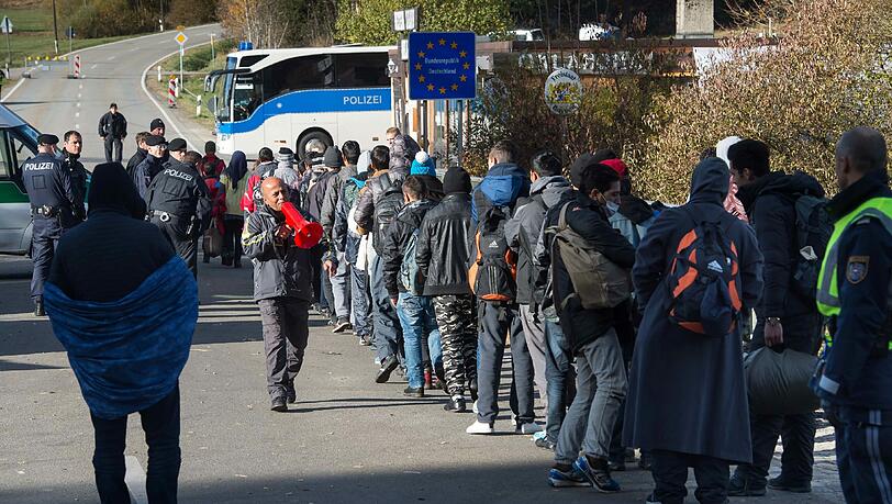 Flüchtlinge warten hinter einer Absperrung auf ihren Grenzübertritt nach Deutschland. Flüchtlinge warten hinter einer Absperrung auf ihren Grenzübertritt nach Deutschland.