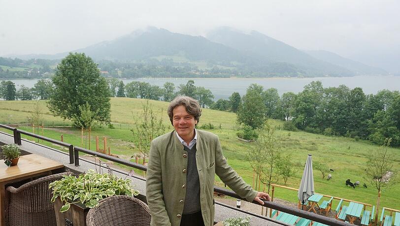 Das Glück am See: Pächter Michael Käfer auf der Terrasse von Schloss Kalenbrunn. Unten: der Biergarten. Das Glück am See: Pächter Michael Käfer auf der Terrasse von Schloss Kalenbrunn. Unten: der Biergarten.