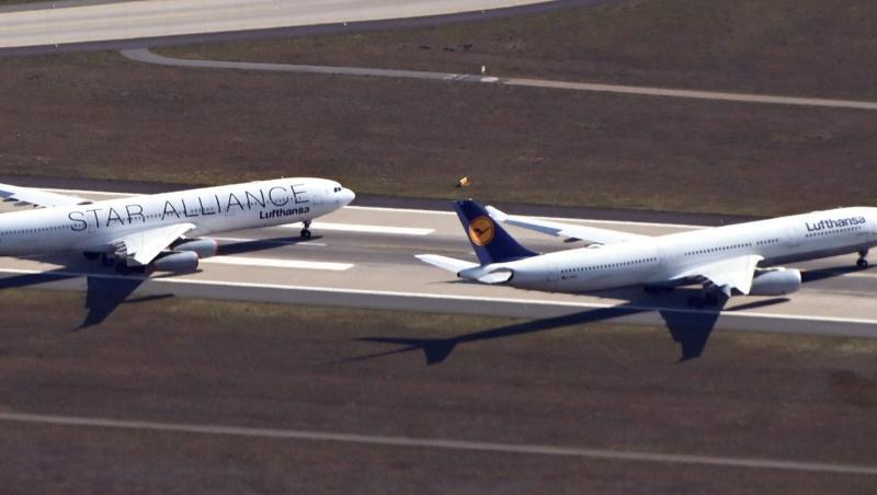 Passagiermaschinen der Lufthansa stehen auf der Landebahn des Frankfurter Flughafens. Foto: Uli Deck/dpa Passagiermaschinen der Lufthansa stehen auf der Landebahn des Frankfurter Flughafens. Foto: Uli Deck/dpa