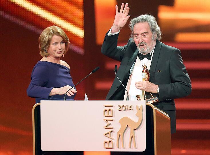 Helmut Dietl freut sich über den Bambi aus der Hand von Senta Berger.