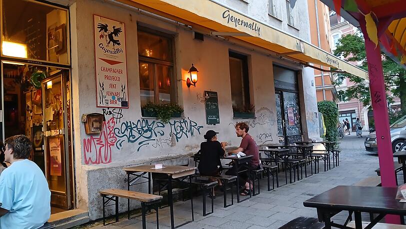 Die Geyerwally ist WM-freie Zone, gute Chancen also, dort endlich mal an einem lauen Sommerabend einen freien Platz zu bekommen. Die Geyerwally ist WM-freie Zone, gute Chancen also, dort endlich mal an einem lauen Sommerabend einen freien Platz zu bekommen.