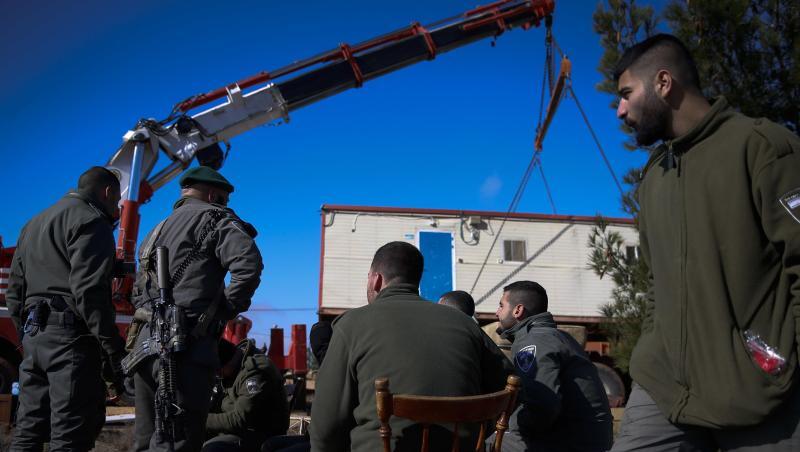 Israelische Sicherheitskräfte entfernen einen Wohnwagen aus dem Siedlungsvorposten Amona im Westjordanland. Israelische Sicherheitskräfte entfernen einen Wohnwagen aus dem Siedlungsvorposten Amona im Westjordanland.