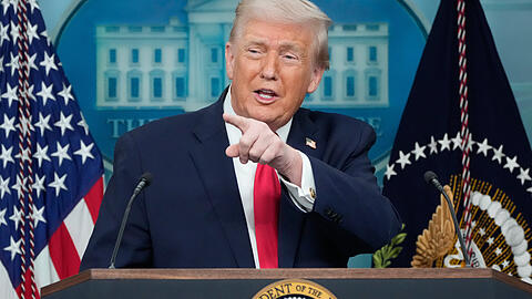 Setzt mit Zöllen auch die deutsche Wirtschaft unter Druck: US-Präsident Donald Trump spricht während eines Pressebriefings im Weißen Haus in Washington. Setzt mit Zöllen auch die deutsche Wirtschaft unter Druck: US-Präsident Donald Trump spricht während eines Pressebriefings im Weißen Haus in Washington.