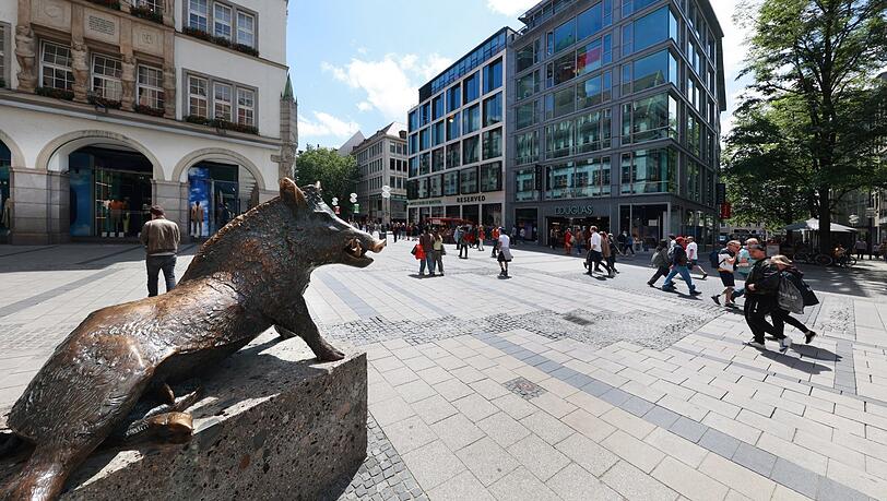 Die Sau vor dem Jagdmuseum: Hier konnte man bis vor genau 50 Jahren noch mit dem Auto die Kaufingerstraße queren. Die Sau vor dem Jagdmuseum: Hier konnte man bis vor genau 50 Jahren noch mit dem Auto die Kaufingerstraße queren.