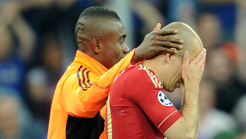 19. Mai 2012, Drama im Finale dahoam: Salomon Kalou - damals FC Chelsea, heute Hertha BSC - tröstet Arjen Robben (rechts) von Verlierer FC Bayern. 19. Mai 2012, Drama im Finale dahoam: Salomon Kalou - damals FC Chelsea, heute Hertha BSC - tröstet Arjen Robben (rechts) von Verlierer FC Bayern.