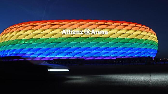 Die Hülle der Allianz Arena leuchtet anlässlich des Christopher Street Days in Regenbogenfarben.