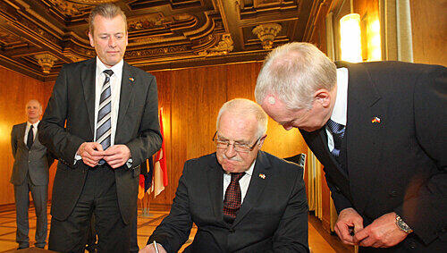 Václav Klaus mit OB Ulrich Maly und Hans-Peter Schmidt, dem tschechischen Honorarkonsul. Václav Klaus mit OB Ulrich Maly und Hans-Peter Schmidt, dem tschechischen Honorarkonsul.