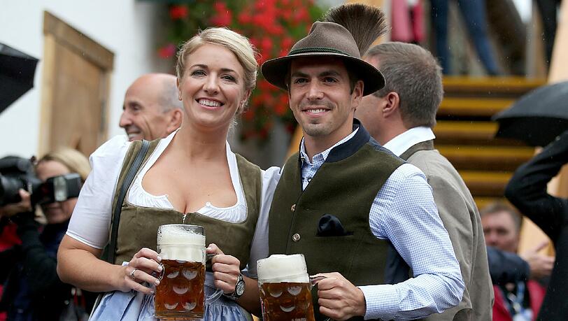 FCB-Kapitän Philipp Lahm mit seiner Ehefrau Claudia. FCB-Kapitän Philipp Lahm mit seiner Ehefrau Claudia.