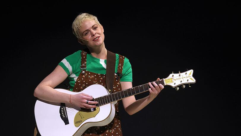 Jennifer Siemann als Nina spielt auf der Bühne des Festspielhauses. Jennifer Siemann als Nina spielt auf der Bühne des Festspielhauses.