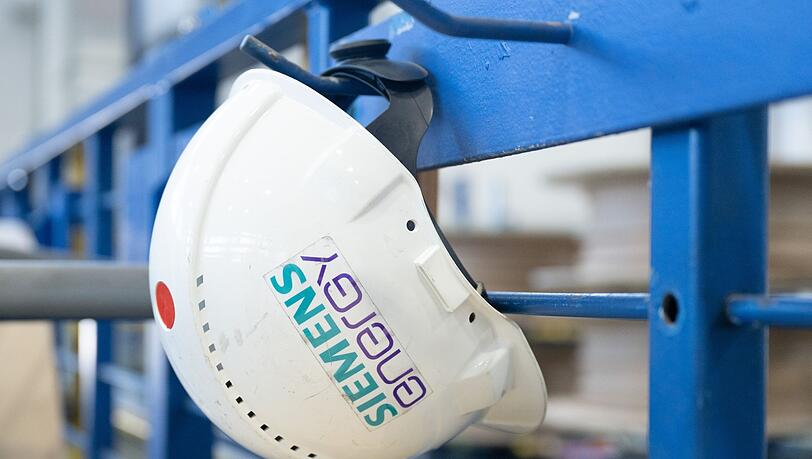 Ein Schutzhelm mit der Aufschrift "Siemens Energy". Ein Schutzhelm mit der Aufschrift "Siemens Energy".