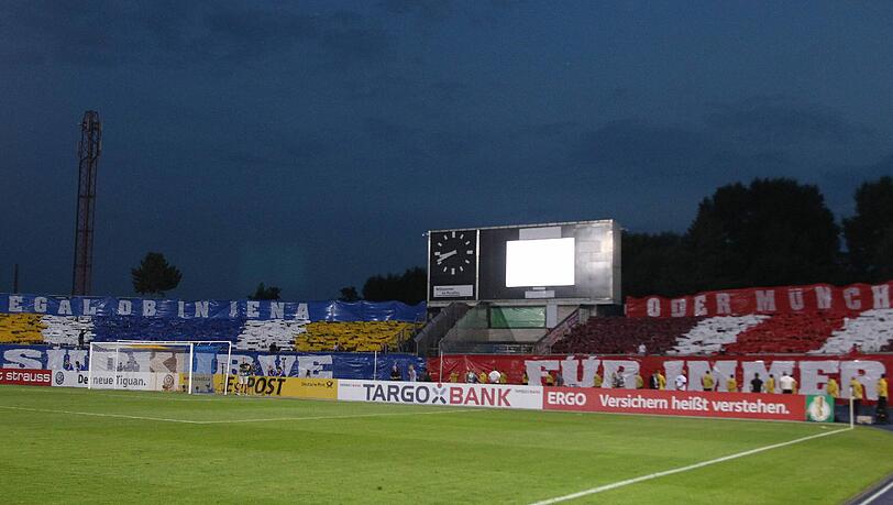 "Südkurve für immer": Gemeinsame Choreo der Jena und Bayern-Fans vor dem Pokal-Spiel. "Südkurve für immer": Gemeinsame Choreo der Jena und Bayern-Fans vor dem Pokal-Spiel.
