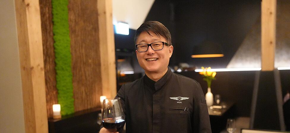 Lädt zur AZ Ess-Klasse der AZ ins MUN: Gastgeber Mun Kim in seinem Restaurant in Haidhausen. Lädt zur AZ Ess-Klasse der AZ ins MUN: Gastgeber Mun Kim in seinem Restaurant in Haidhausen.