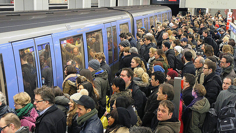 Hallo, fremder Ellbogen: Am Hauptbahnhof ist’s immer eng. Hallo, fremder Ellbogen: Am Hauptbahnhof ist’s immer eng.