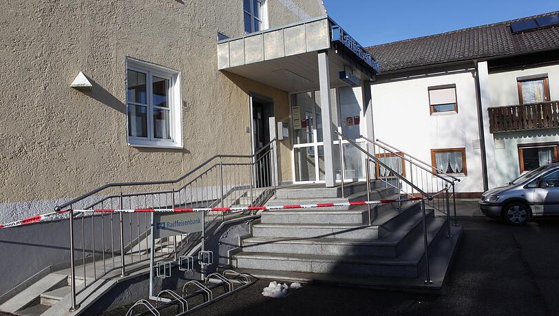 Die Raiffeisenbank in Obersüßbach ist am Dienstagvormittag ausgeraubt worden. Die Raiffeisenbank in Obersüßbach ist am Dienstagvormittag ausgeraubt worden.