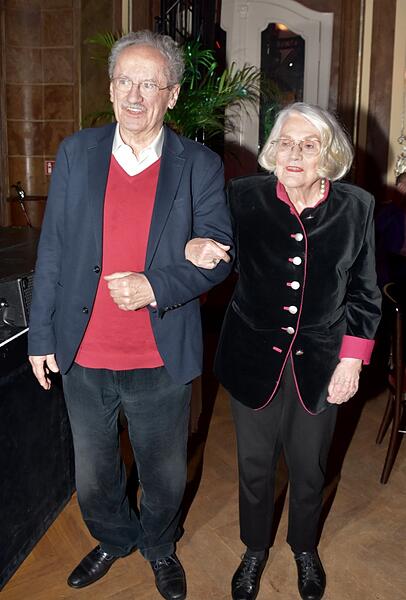 Fröhlich dabei: Christian Ude mit Frau Edith von Welser-Ude.