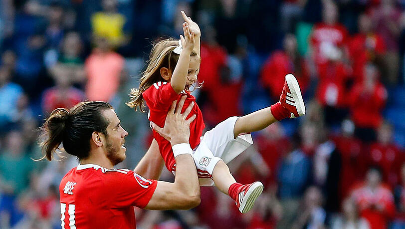 Die Kicker aus Wales feierte ihren Viertelfinal-Erfolg gegen Belgien mit der Familie auf dem Rasen. Hier: Gareth Bale mit seiner Tochter. Ein Bild, welches die UEFA nicht mehr sehen will. Die Kicker aus Wales feierte ihren Viertelfinal-Erfolg gegen Belgien mit der Familie auf dem Rasen. Hier: Gareth Bale mit seiner Tochter. Ein Bild, welches die UEFA nicht mehr sehen will.