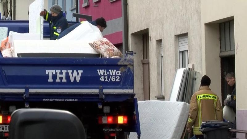 Polizisten und Helfer des Technischen Hilfswerks (THW), räumen Möbelstücke aus einer Wohnung in Plankstadt. Beamte des SEK haben Mittwochabend zwei Wohnungen in Mannheim und je eine in Plankstadt und Reilingen durchsucht. Polizisten und Helfer des Technischen Hilfswerks (THW), räumen Möbelstücke aus einer Wohnung in Plankstadt. Beamte des SEK haben Mittwochabend zwei Wohnungen in Mannheim und je eine in Plankstadt und Reilingen durchsucht.