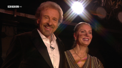 Thomas Gottschalk verlässt die große TV-Bühne an der Seite seiner Ehefrau Karina. Thomas Gottschalk verlässt die große TV-Bühne an der Seite seiner Ehefrau Karina.