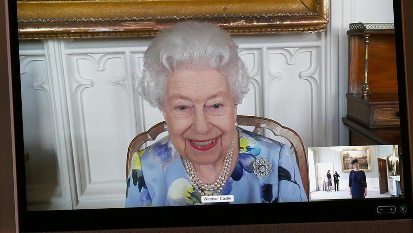 Königin Elizabeth II. erscheint auf einem Bildschirm während einer virtuellen Audienz zum Empfang der lettischen Botschafterin Burmistre im Buckingham Palace. Königin Elizabeth II. erscheint auf einem Bildschirm während einer virtuellen Audienz zum Empfang der lettischen Botschafterin Burmistre im Buckingham Palace.