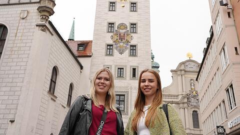 Wie jedes Jahr nimmt die Abendzeitung die neuen Touren der MVV-Stadtrallye vorab unter die Lupe – dieses Mal sind Sarah und Pia losgezogen, nach dem Motto: "Mitten in Minga, dann raus nach Aubing!". Hier stehen sie am Startpunkt der Route. Wie jedes Jahr nimmt die Abendzeitung die neuen Touren der MVV-Stadtrallye vorab unter die Lupe – dieses Mal sind Sarah und Pia losgezogen, nach dem Motto: "Mitten in Minga, dann raus nach Aubing!". Hier stehen sie am Startpunkt der Route.