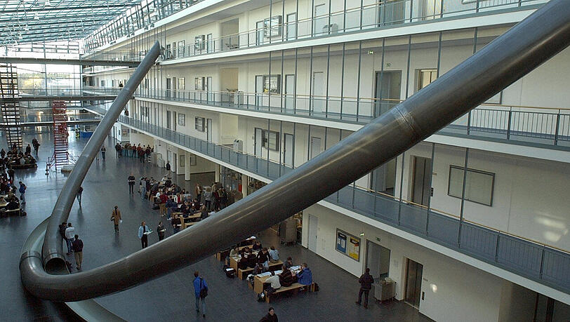 Die Rutsche in der Technischen Universität in Garching macht nicht nur Studenten, sondern auch Kindern Spaß. Die Rutsche in der Technischen Universität in Garching macht nicht nur Studenten, sondern auch Kindern Spaß.