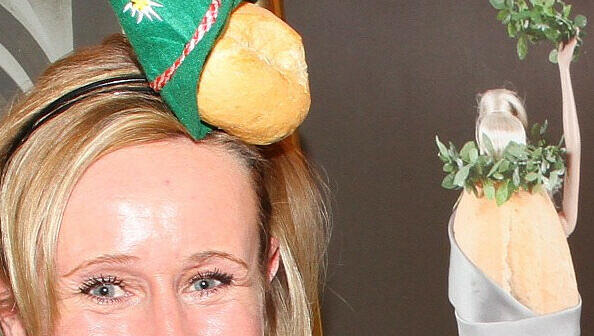Helene mit Seppl-Fascinator im Haar. Helene mit Seppl-Fascinator im Haar.