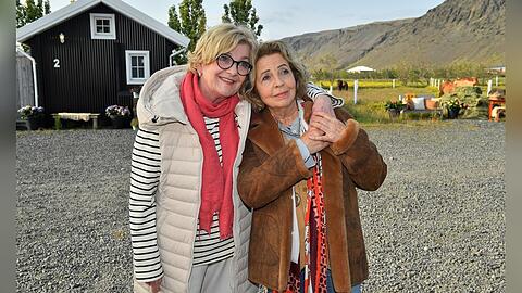 "Traumschiff: Island": Evelyn (Saskia Vester, l.) und Antonia (Michaela May) treffen nach vielen Jahren wieder aufeinander. "Traumschiff: Island": Evelyn (Saskia Vester, l.) und Antonia (Michaela May) treffen nach vielen Jahren wieder aufeinander.