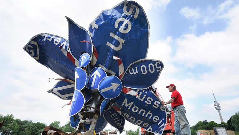 Wegweiser: Ein Kunstwerk aus Schildern auf dem Tollwood. Wegweiser: Ein Kunstwerk aus Schildern auf dem Tollwood.