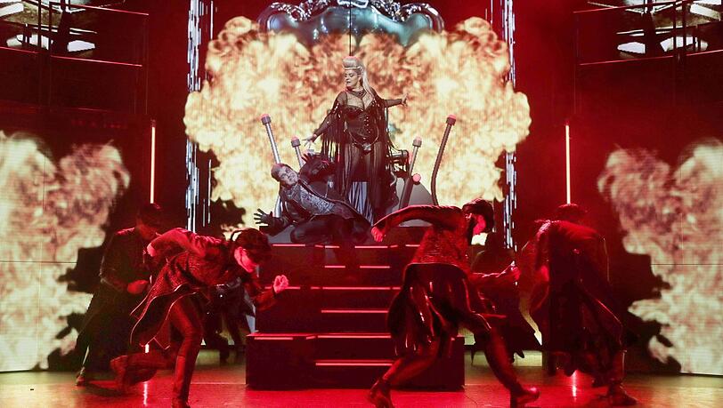 Mit viel Theaterdonner, Lichtinstallationen und den Queen-Songs ist "We Will Rock You" eine überwältigende Show. Mit viel Theaterdonner, Lichtinstallationen und den Queen-Songs ist "We Will Rock You" eine überwältigende Show.