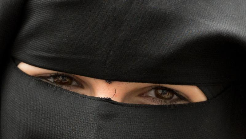 Hamburgs Schulsenator Rabe will in der Debatte um ein Nikab-Verbot an Schulen so schnell wie möglich das Hamburger Schulgesetz ändern. Hamburgs Schulsenator Rabe will in der Debatte um ein Nikab-Verbot an Schulen so schnell wie möglich das Hamburger Schulgesetz ändern.