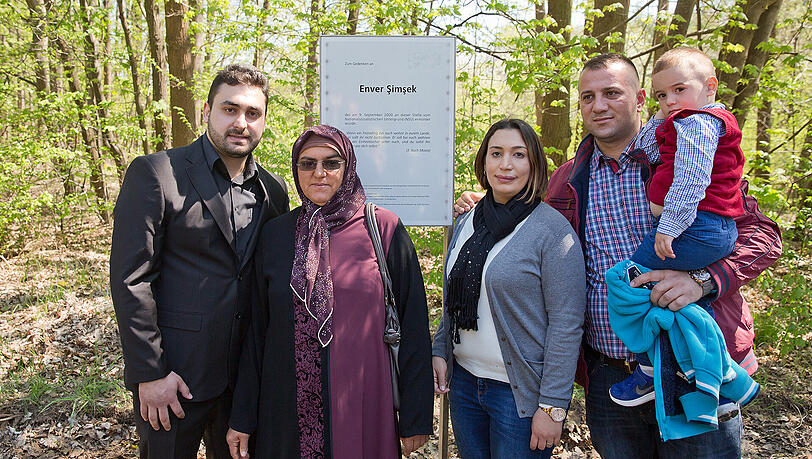 Die Familie des NSU-Opfers Enver Simsek, die Tochter Semiya Simsek (r) mit ihrem Mann Fatih Demirtas und deren Sohn, sowie die Witwe Adile Simsek und der Sohn Abdulkerim. Die Familie des NSU-Opfers Enver Simsek, die Tochter Semiya Simsek (r) mit ihrem Mann Fatih Demirtas und deren Sohn, sowie die Witwe Adile Simsek und der Sohn Abdulkerim.