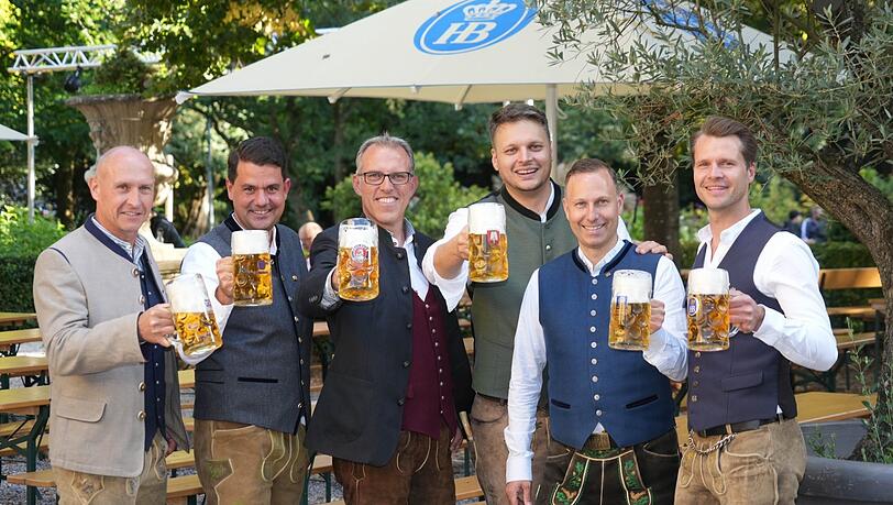 Stolze Braumeister: (v.l.) Rainer Kansy (Hacker-Pschorr), Bernd Kräußel (Löwenbräu), Christian Dahncke (Paulaner), Friedrich Geiger (Spaten), Andreas Brunner (Augustiner) und Sebastian Utz (Hofbräu). Stolze Braumeister: (v.l.) Rainer Kansy (Hacker-Pschorr), Bernd Kräußel (Löwenbräu), Christian Dahncke (Paulaner), Friedrich Geiger (Spaten), Andreas Brunner (Augustiner) und Sebastian Utz (Hofbräu).