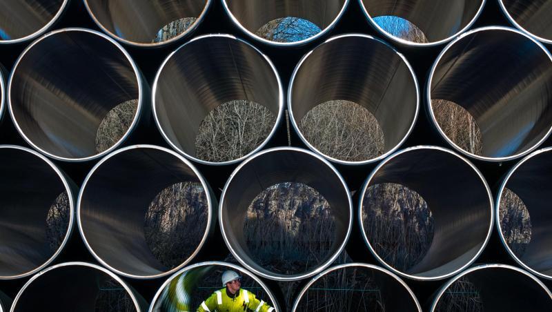 Ein Mitarbeiter prüft tonnenschwere Rohre für die zukünftige Ostsee-Erdgastrasse Nord Stream 2 auf einem Lagerplatz im Hafen. (Archivbild) Ein Mitarbeiter prüft tonnenschwere Rohre für die zukünftige Ostsee-Erdgastrasse Nord Stream 2 auf einem Lagerplatz im Hafen. (Archivbild)