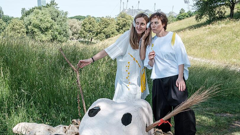 Judith Huber (li.) und Eva Löbau erfanden die "urbane Mythengestalt" der Bairishen Geisha und führen uns jetzt durch den Olympiapark. Judith Huber (li.) und Eva Löbau erfanden die "urbane Mythengestalt" der Bairishen Geisha und führen uns jetzt durch den Olympiapark.