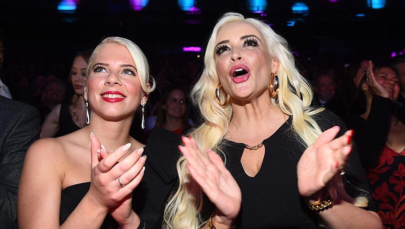 Daniela Katzenberger (re.) und Schwester Jenny bei einer Musical-Premiere. Daniela Katzenberger (re.) und Schwester Jenny bei einer Musical-Premiere.