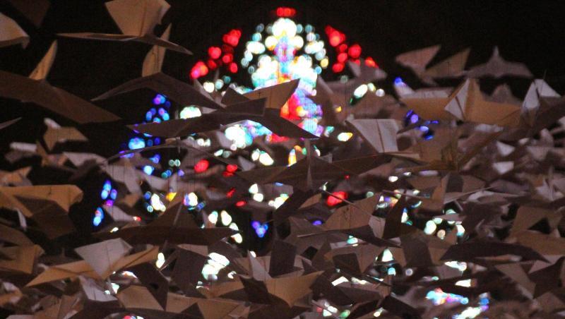 Die Installation "Les Colombes", bestehend aus rund 2000 weißen Papiertauben des Münchner Künstlers Michael Pendry, hängt in der Kirche Church of the Heavenly Rest. Die Skulptur ist ein Symbol des Geistes und des Friedens.