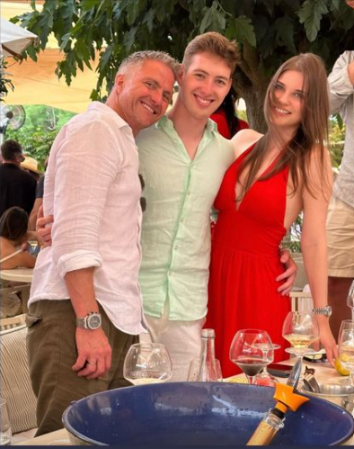 Ralf Schumacher strahlt auf seiner Geburtstagsfeier an der Seite seines Sohnes David und von dessen Freundin Vivien. Ralf Schumacher strahlt auf seiner Geburtstagsfeier an der Seite seines Sohnes David und von dessen Freundin Vivien.