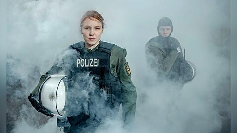 "Die Nichte des Polizisten": Rebecca Henselmann (Magdalena Laubisch, l.) und Christoph Laurin (Max von der Groeben, r.), wollen eine erfolgreiche Karriere bei der Polizei machen. "Die Nichte des Polizisten": Rebecca Henselmann (Magdalena Laubisch, l.) und Christoph Laurin (Max von der Groeben, r.), wollen eine erfolgreiche Karriere bei der Polizei machen.
