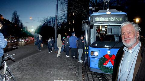 Die Christkindltram dreht ab der Wendeschleife am Sendlinger Tor ihre Runde durch die Altstadt. Und Münchens
Seniorenbeiratschef Reinhard Bauer (75) ärgert sich: "Ich bin wirklich empört, dass hier das Mitfahren nur funktioniert, wenn man
vorab online reserviert. Das schließt viele Ältere aus." Die Christkindltram dreht ab der Wendeschleife am Sendlinger Tor ihre Runde durch die Altstadt. Und Münchens
Seniorenbeiratschef Reinhard Bauer (75) ärgert sich: "Ich bin wirklich empört, dass hier das Mitfahren nur funktioniert, wenn man
vorab online reserviert. Das schließt viele Ältere aus."
